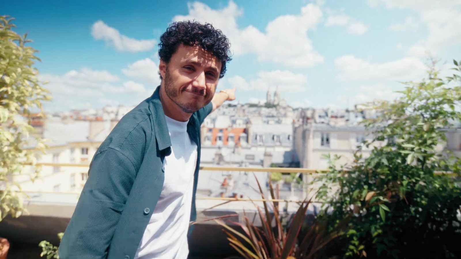Le héros sur le rooftop, montrant Paris et le Sacré-Cœur.
